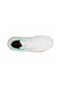 Zapatilla deportiva blanca con diseño de cordones, cuello acolchado de color turquesa claro y acentos de suela rosa, vista desde arriba sobre un fondo blanco.