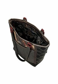 Schwarze und gemusterte Tragetasche mit burgunderfarbenen Akzenten. Geräumiges Innenfach mit floralem und geschriebene Design. Enthält eine Reißverschlusstasche.
