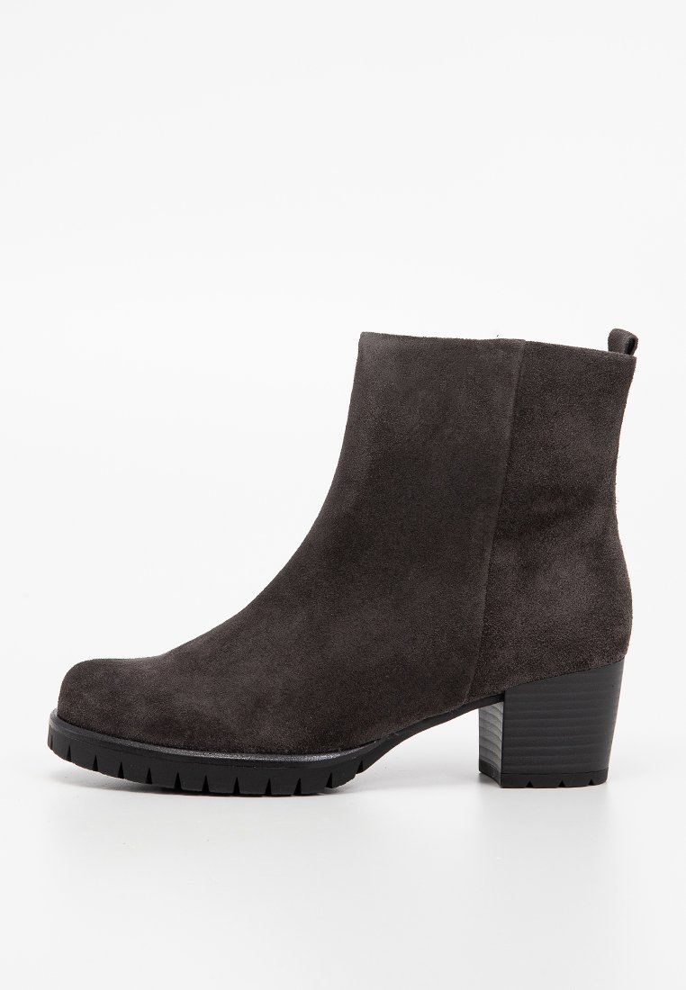 Dunkelgraue Wildleder-Stiefelette mit einem groben Absatz, runder Spitze und strukturiertem Boden. Verfügt über ein schlichtes Design und eine Zuglasche auf der Rückseite.