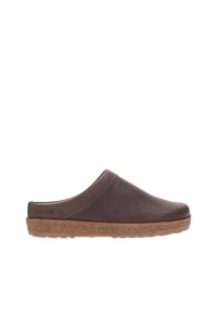 Zoccolo in pelle marrone con profilo basso, design curvo, suola in sughero e dettagli di cucitura minimali. Il marchio è visibile sul lato.