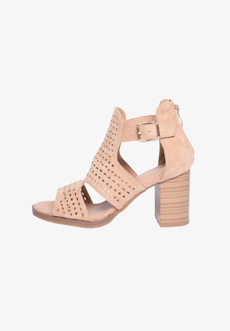 Sandal con tacco in suede beige, con perforazioni ritagliate, cinturino alla caviglia con fibbia e tacco a blocco texturizzato.