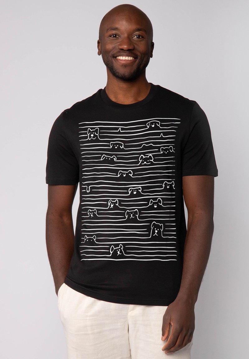 Schwarzes Baumwoll-T-Shirt mit weißem Linienstil von Hundegesichtern auf der Vorderseite, ausgestattet mit einem Rundhalsausschnitt und kurzen Ärmeln.