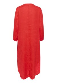 Röd linnklänning med trekvartslånga ärmar, rund halsringning, lös passform och rak skärning. Slät textur utan synliga dekorationer.