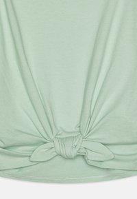 T-shirt vert menthe en tissu doux, avec un détail noué à l'ourlet et un design drapé pour un look décontracté.