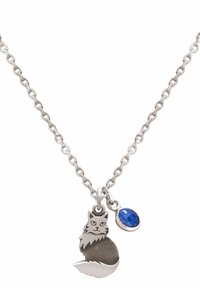 Collier en chaîne argentée avec un pendentif en forme de chat et un petit charme en forme de pierre précieuse ovale bleue.