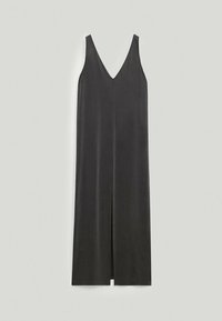 Ærmeløs mørkegrå kjole med dyb V-udskæring, lige snit og en frontslids. Glat tekstur, minimalistisk design, uden mønstre eller accenter.