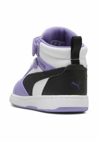 Fioletowo-białe wysokie sneakersy z czarnymi akcentami, charakteryzujące się teksturowaną skórzaną cholewką, rzepem oraz okrągłym czubkiem.