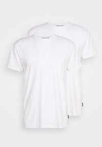 Deux t-shirts en coton blanc à manches courtes avec un col rond, présentant une coupe standard et sans motifs ni accents visibles.