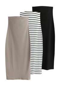 Tre figursydda kjolar: en beige med slät textur, en vit med svarta ränder och en helt svart, alla med knä-lång design.
