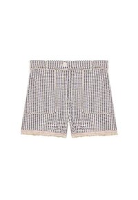 Pantalones cortos de tejido en azul marino y blanco con un patrón de cuadrícula, que cuentan con dos bolsillos delanteros y un dobladillo desflecado. Cintura plana con cierre de botón.