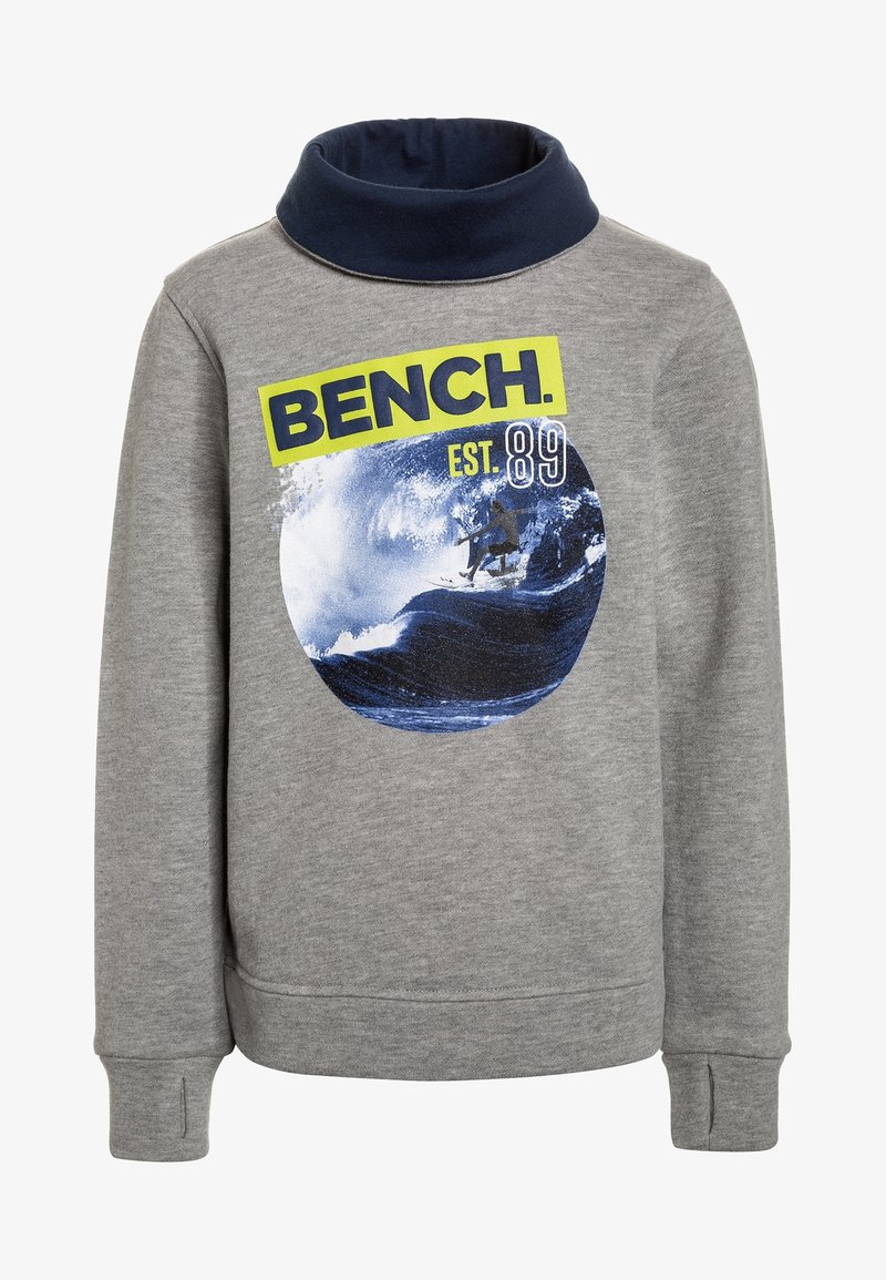 Szary sweatshirt z granatowym wysokim kołnierzem i okrągłą grafiką surf. Charakteryzuje się jasnoniebieskim tekstem "BENCH." i "EST. 89." w pogrubionej czcionce. Miękka tekstura.