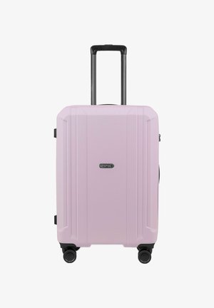 Valise rigide avec un extérieur rose clair, présentant des rainures verticales, une poignée noire rétractable et quatre roues noires pour la mobilité.