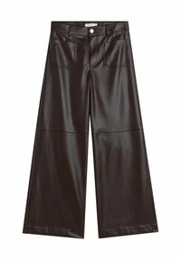 Pantalons oversized en simili cuir marron foncé, avec deux poches avant et une fermeture à bouton sur le devant. Finitions de couture épurées.