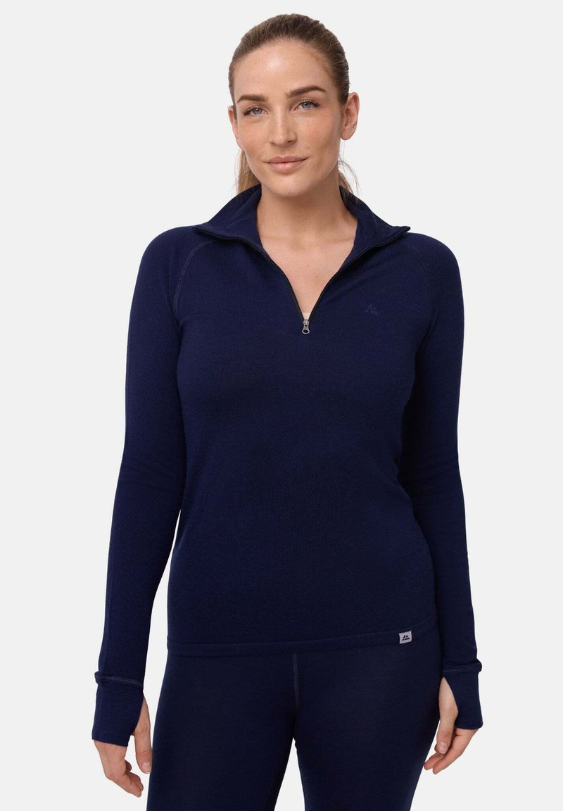 Sudadera de manga larga color navy con cuello de media cremallera, textura acanalada y orificios para los pulgares en los puños. Presenta un pequeño logo en el pecho.