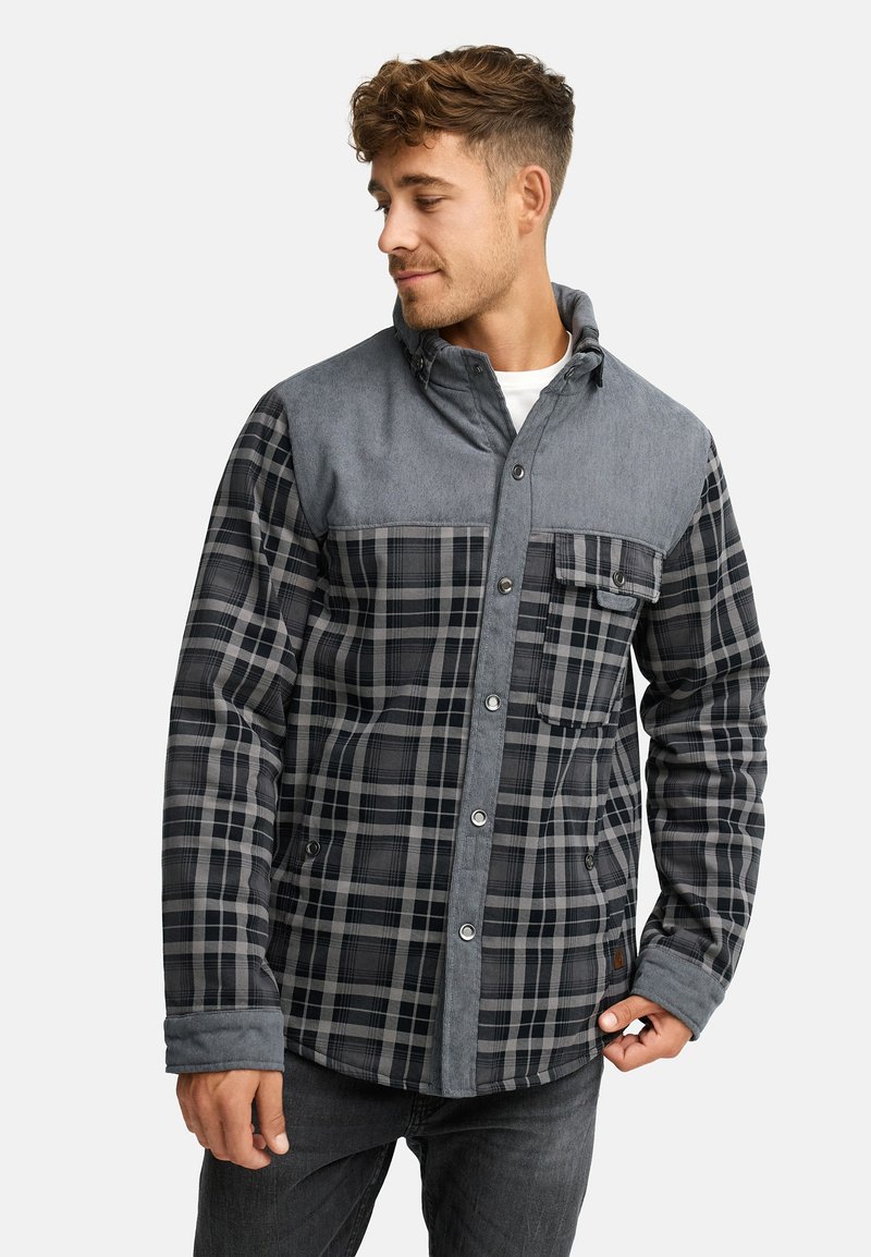 Szary, w kratkę, button-up blezer z denimowym yoke na ramionach, z przednią kieszenią i kontrastującymi szarymi rękawami. Miękki, teksturowany materiał.