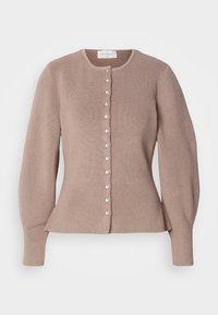 Πλεκτό καφετί κανακάκι με ραβδώσεις, στρογγυλή λαιμόκοψη και εφαρμοστή γραμμή. Διαθέτει κλείσιμο με κουμπιά και πέρλες κατά μήκος του μπροστινού μέρους.