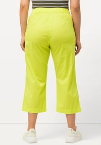 Ulla Popken 7/8 RUBY GENOUX PRÉFORMÉS JAMBES DROITES CEINTURE ÉLASTIQUE - Tygbyxor - neon green