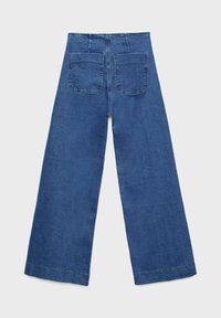 Pantalon en denim bleu à jambes larges, avec deux poches arrière carrées, taille haute et coutures visibles sur un fond clair uni.