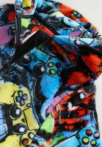 Bluza polarowa z kolorowymi wzorami konsol do gier w odcieniach niebieskiego, żółtego i czerwonego. Zawiera czarny zamek i kaptur.