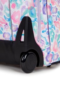 Färgglad resväska med blommönster och svart botten, robusta plastdäck och ett sidohandtag. Tillverkad av slitstarkt tyg och utrustad med en dragkedja.