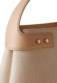 Borsa a tracolla beige con texture, parte superiore in pelle liscia, manico arrotondato e due bottoni di metallo come dettagli. Logo del marchio impressa sulla pelle.