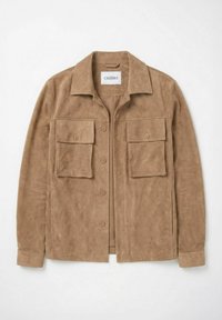 Lysebrun semsket jakke med knappelukking foran, to store brystlommer med knapper, lange ermer og klassisk krage.