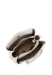 Borsa a mano in pelle bianca con un design strutturato, dotata di molteplici scomparti, una tasca con zip e dettagli in hardware color oro.