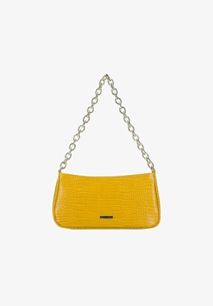 Sac à main en croco jaune embossé de forme rectangulaire, avec une bandoulière en chaîne dorée et un petit accent logo en métal.