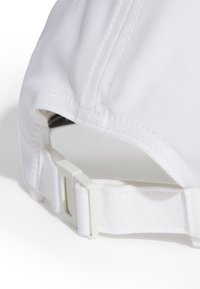 Biela čiapka s ohnutým šiltom, elegantnou tkaninou a nastaviteľným plastovým uzáverom na zadnej strane pre pohodlie a prispôsobenie.