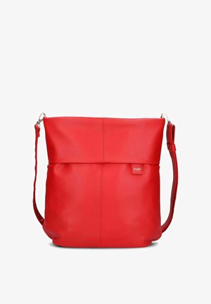 Sac bandoulière en cuir rouge avec bandoulière ajustable et petit logo de marque sur le devant lisse orné de coutures, sur fond blanc.