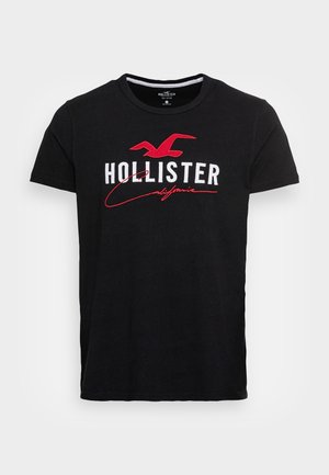 Schwarzes T-Shirt mit kurzen Ärmeln und Rundhalsausschnitt, rotem Vogel-Logo und weißem „HOLLISTER“-Schriftzug über rotem kursivem „California“-Schriftzug auf der Vorderseite.