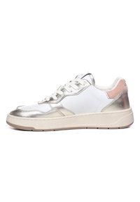 Sneaker bianco e argento metallico, con una tomaia in pelle liscia, punta rotonda, suola in gomma beige e dettagli rosa a contrasto sul tallone.