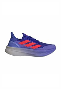 Chaussure de sport violette avec des accents rouges, tige en mesh et emblème distinctif à trois rayures. Équipée d'une semelle épaisse et rembourrée marquée "LIGHTBOOST."