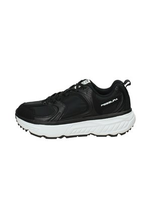 Scarpa da ginnastica nera con tomaia sintetica liscia, intersuola bianca imbottita, suola nera robusta e dettaglio del logo sul lato.
