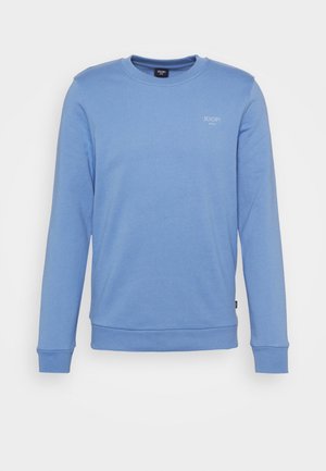 Hellblaues Sweatshirt mit Rundhalsausschnitt, langen Ärmeln, gerippten Bündchen und Saum sowie kleinem weißem "JOOP! JEANS" Logo auf der Brust.