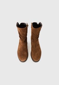 Braune Wildleder-Stiefeletten mit einer locker sitzenden Gestaltung, runden Zehen und seitlichen Reißverschlüssen. Leicht strukturiertes Obermaterial und flache Sohlen.