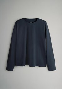 Tumši zila garām piedurknēm T-krekls no gludas auduma ar apaļu kakla izgriezumu un viegli brīvu piegriezumu, bez izteiktiem rakstiem vai akcentiem.