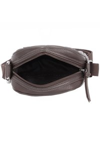 Borsa a tracolla in pelle marrone con chiusura a zip, caratterizzata da un esterno texturizzato, fodera in tessuto e tracolla regolabile. L'interno è scuro e spazioso.