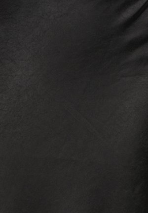 Zwarte stof met een gladde, licht gestructureerde oppervlakte, die subtiele variaties in tint en afwerking vertoont, geschikt voor verschillende toepassingen.