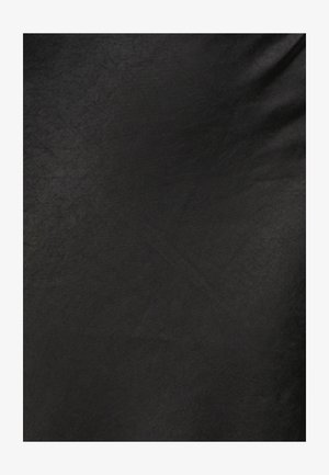Zwarte stof met een gladde, licht gestructureerde oppervlakte, die subtiele variaties in tint en afwerking vertoont, geschikt voor verschillende toepassingen.