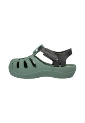 Sandalo verde con punta chiusa e sezioni ritagliate, dotato di cinturino posteriore nero regolabile e suola spessa e imbottita.