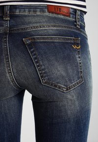 Tmavě modré denimové džíny se zesvětleným povrchem, s koženou nášivkou LTB a detailním prošíváním na zadních kapsách.