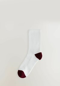 Calzino bianco a costine con tallone e punta bordeaux. Il tessuto appare liscio, con un'altezza classica a crew e un design semplice.