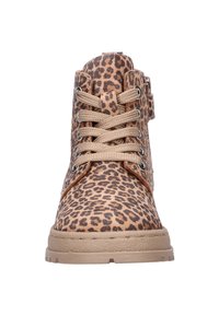 Leopardprint enkelboots van textuurmateriaal met beige veters, metalen oogjes en een tan rubberen zool. Voorzien van een zijgesp.