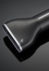 Schwarze Taschenlampe mit matter Oberfläche, silbernen Akzenten, elongated Form und abgerundetem Kopf. Verfügt über ein kleines Logo und einen schmalen Lichtstreifen.