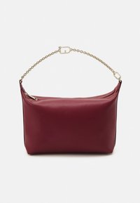 Vinrød skinnveske med glatt tekstur, rektangulær form og en gullkjede-rem. Glidelåslukking på toppen og logodetalj på siden.