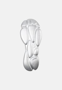 Sola di calzature argentata con superficie testurizzata, forma contornata e linee arrotondate, caratterizzata da un logo centrale e un chiaro motivo di impronte di piedi.