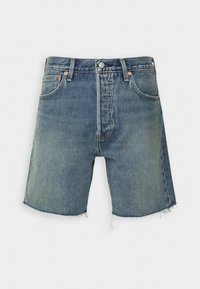 Shorts de mezclilla de color azul medio con dobladillo deshilachado, cierre frontal de botón y cremallera, y diseño de cinco bolsillos.