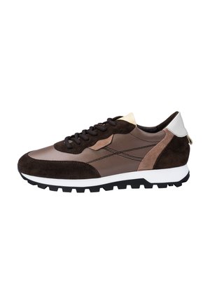 Basket décontractée en cuir marron et suède avec lacets noirs, languette de talon blanche et semelle épaisse blanche avec crampons noirs.