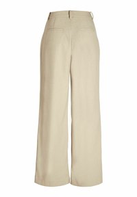 Beige wijde broek van lichtgewicht stof, met een gladde textuur, op maat gemaakte achterzakken en een klassieke tailleband.